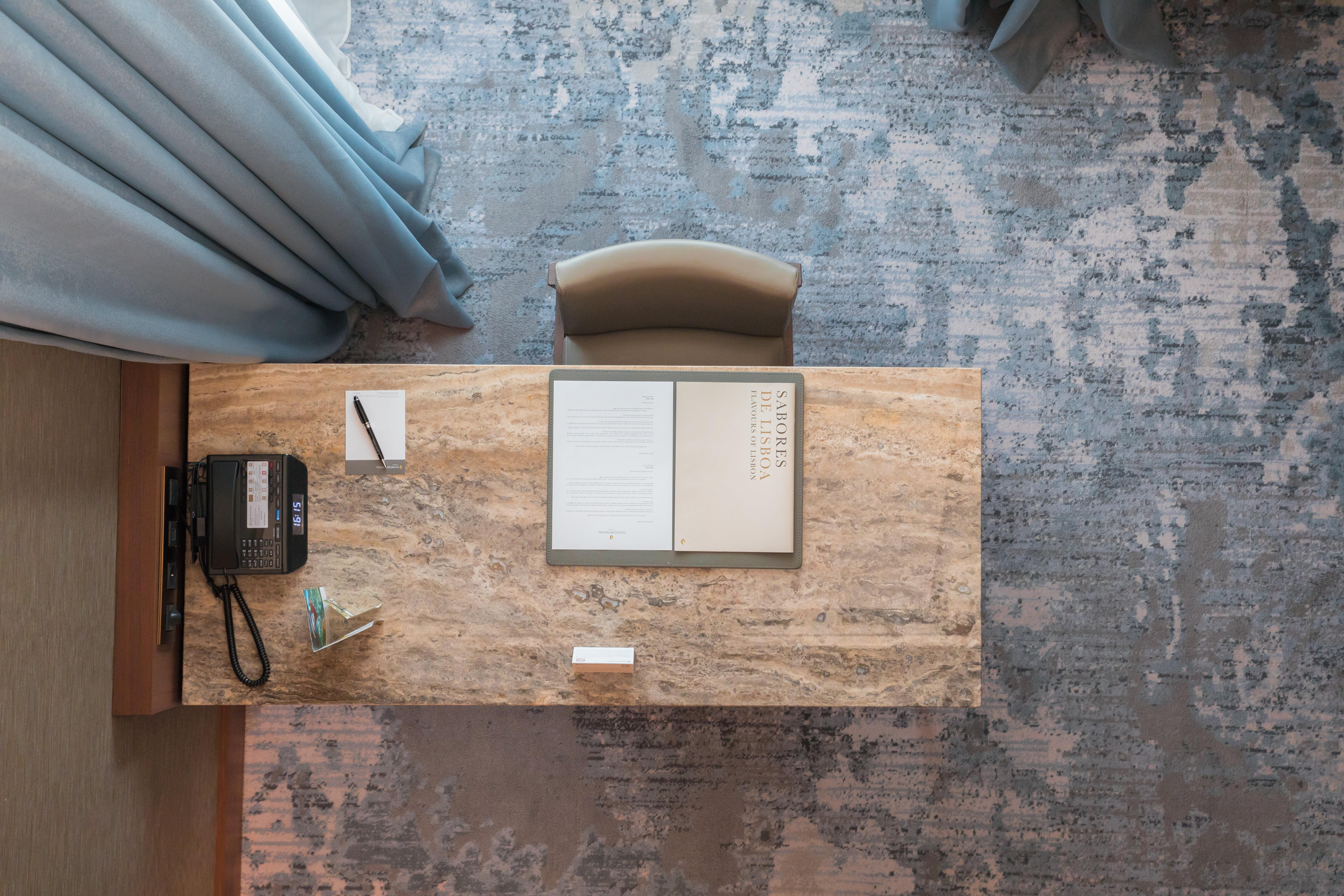 Intercontinental Lisbon By Ihg Hotel Exterior photo A desk at the front desk of a hotel
