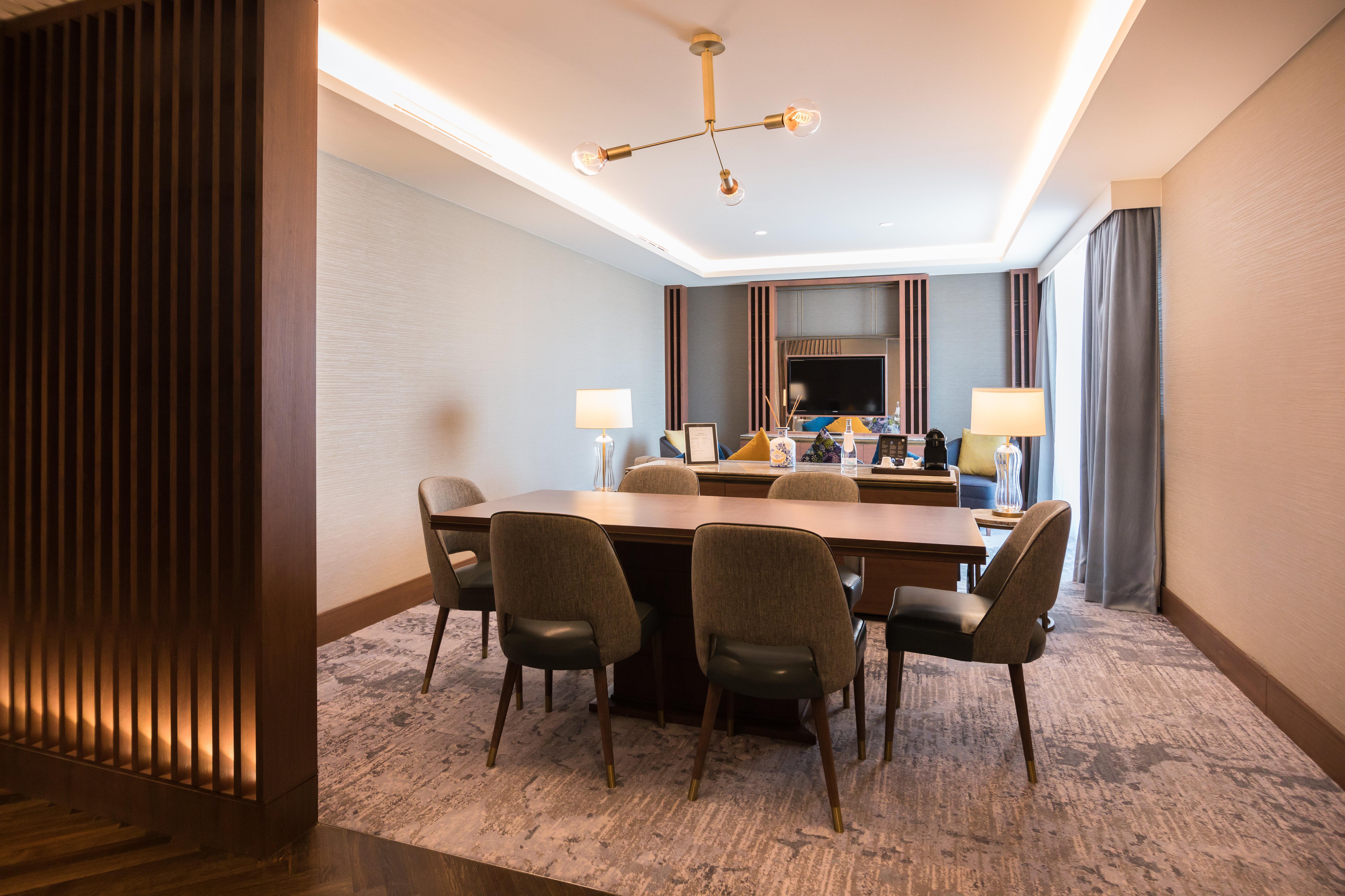 Intercontinental Lisbon By Ihg Hotel Exterior photo The interior of the 1000-square-foot (93-square-metre) Presidential Suite at the Four Seasons Hotel London at Park Lane