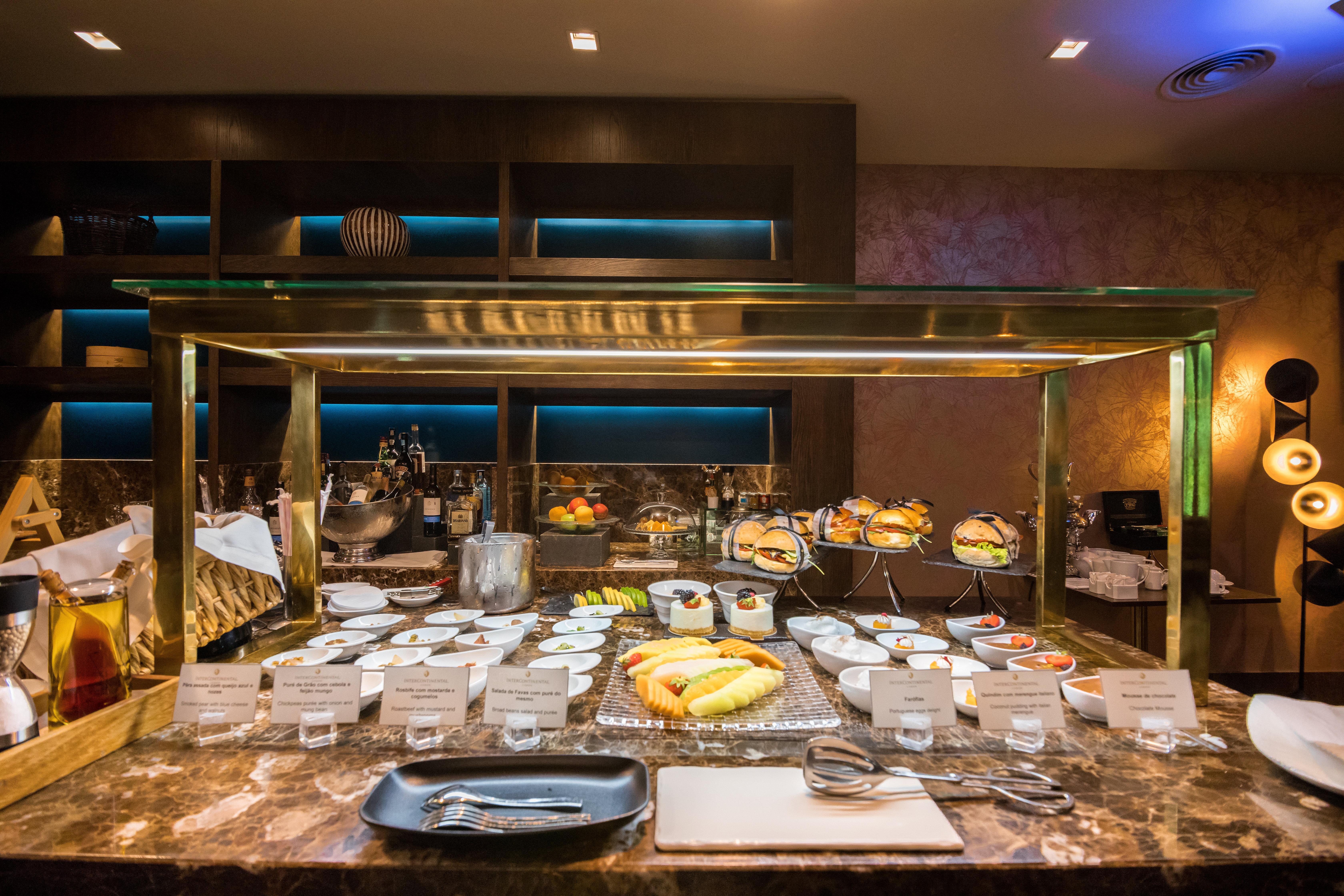 Intercontinental Lisbon By Ihg Hotel Exterior photo A buffet at a hotel
